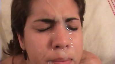 Piękna latynoska brunetka uprawia ostry seks